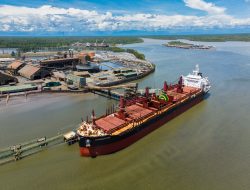 Pengiriman Perdana Konsentrat Tembaga dari Timika ke Smelter PT Freeport di Gresik