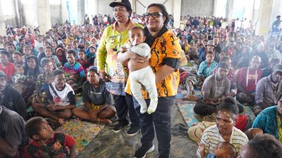 PJ Gubernur Ribka Haluk Terbang ke Paniai Temui 1883 Pengungsi dari Distrik Bibida