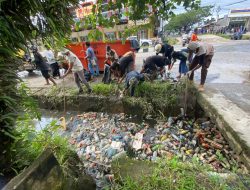 Menoken Hari Lingkungan Hidup Sedunia 2024 dengan Bersih Sampah di Kota Sorong