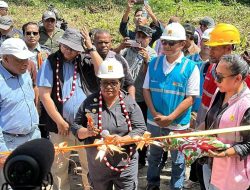 Resmikan Desa Berlistrik di Daerah 3T, Pj Gubernur Papua Tengah: Kepulauan Moora Kini Terang Benderang