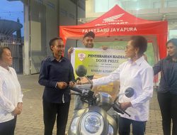 Terima Hadiah Sepeda Motor, Elis Salossa: Terima Kasih Kaka Besar Paulus Waterpauw