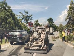 Pecah Ban dan Hilang Kendali, Mobil Pick-up Terbalik di Sentani