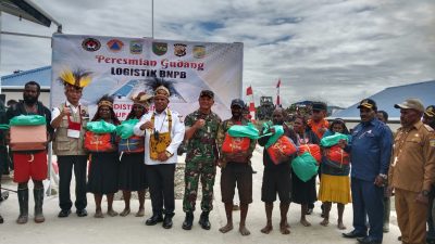 Menko PMK Resmikan Gudang Logistik di Sinak dan Agandugume, Kabupaten Puncak