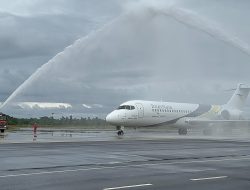 Tradisi Water Salute Sambut Pesawat Trans Nusa di Bandara Udara Douw Atarure Nabire
