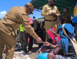 PJ Bupati Puncak Nenu Tabuni Launching Program Hari Belanja Pasar Mama-Mama