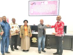 KPU Papua Serahkan Dokumen Bacagub dan Bawacagub kepada MRP