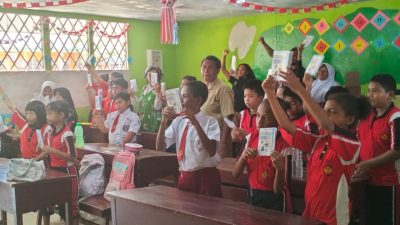 Menoken dan Memperkenalkan Buku Saku Bahasa Malind di SD Inpres Polder Merauke