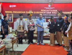 Matius Fakhiri – Aryoko Rumaropen Resmi Daftar ke KPU Papua