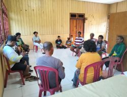 Menoken Sambil Menikmati Kacang Mete di Kampung Soa, Merauke