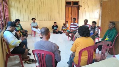 Menoken Sambil Menikmati Kacang Mete di Kampung Soa, Merauke