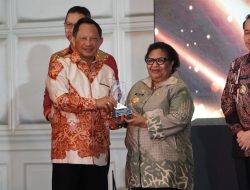 Pj Gubernur Papua Tengah Ribka Haluk Raih Penghargaan “Pemimpin Perempuan Inspiratif”