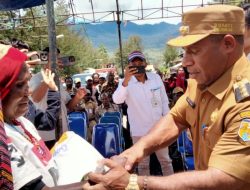 PJ Bupati Nenu Tabuni Launching Penyaluran Beras Bantuan Pangan untuk Masyarakat Puncak