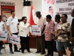 PJ Gubernur Papua Tengah Ribka Haluk Salurkan Bantuan Tunai Penanganan Kemiskinan Ekstrem