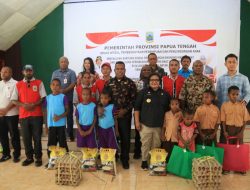 PJ Gubernur Ribka Haluk Serahkan Bantuan Sosial Pengembangan Ekonomi, Penyaluran Permakanan, Sandang Bagi Anak Terlantar dan Lansia