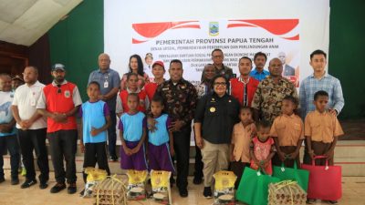 PJ Gubernur Ribka Haluk Serahkan Bantuan Sosial Pengembangan Ekonomi, Penyaluran Permakanan, Sandang Bagi Anak Terlantar dan Lansia