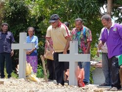 Matius Fakhiri Ziarah ke Makam Ondofolo dan Penginjil di Kampung Ifar Besar