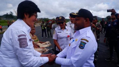 Kedatangan Pjs Bupati Pegubin Yohanes Penius Lani di Oksibil Disambut Meriah