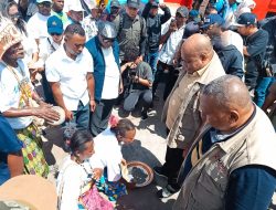 MARI-YO Disambut Tarian Adat di Waropen, Terima Banyak Keluhan Masyarakat