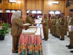 PJ Gubernur Papua Tengah Anwar Damanik Menyerahkan Dokumen APBD-P TA 2024