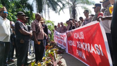 Massa Tuntut Pj Wali Kota Jayapura Christian Sohilait Mundur dari Jabatannya