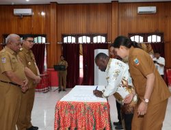 PJ Gubernur Anwar Damanik Saksikan Penandatanganan NPHD SD YPK Sion Nabire dan SD Kepas Kopo Paniai