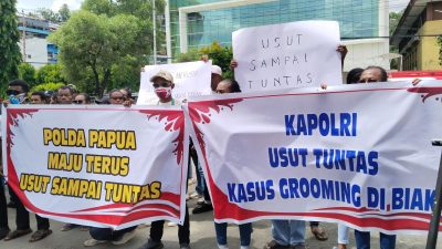 Spanduk Mengecam Kasus HAN Dibentangkan Sejumlah Pemuda di Depan Polda Papua