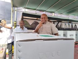 Matius Fakhiri Coblos di TPS 17 Kelurahan Vim, Abepura, Optimis Menang 