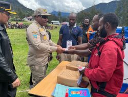 PJ Bupati dan Sekda Puncak Coblos di TPS Kimak Ilaga, Distribusi Logistik Lancar dan Aman