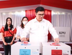 Pj Gubernur Papua Tengah dan Istri Mencoblos di TPS 05 Kalibobo Nabire