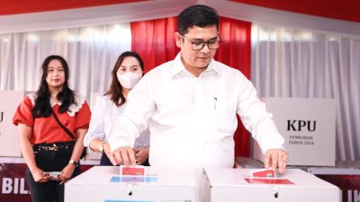 Pj Gubernur Papua Tengah dan Istri Mencoblos di TPS 05 Kalibobo Nabire