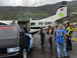 Polda Papua Kawal Kedatangan Sisa Surat Suara Pilkada 2024 di Bandara Mulia