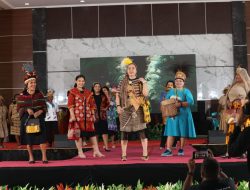 Peringati Hari Noken Se Dunia, TP PKK Provinsi Papua Tengah Gelar Lomba Fashion Show