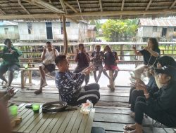 Komunitas Menoken Perkenalkan Bahasa Isyarat kepada Anak-anak Suku Kokoda