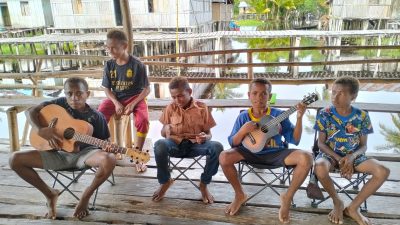 Anak-Anak Senang Bahasa Kokoda Diajarkan di Sekolah (Masuk Mulok)