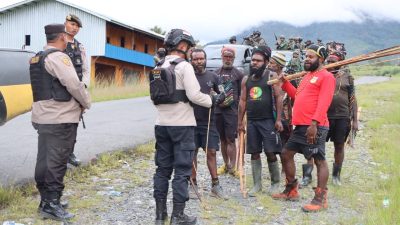 Aparat Gabungan TNI-Polri di Puncak Jaya Gelar Patroli Dialogis