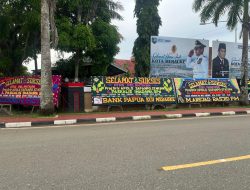 Gubernur Apolo Himbau Warga Memberikan Bibit Pohon Sebagai Ucapan Selamat