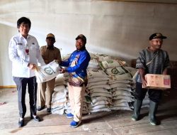 Sekda Pegubin Salurkan Bantuan ke Warga Distrik Oksop