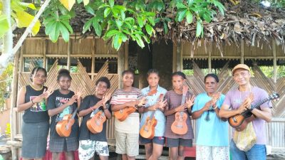 Menoken Ukulele di Sekolah Budaya Namblong