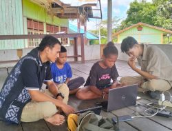 Menoken Laptop di Atas Danau Sentani di Abar