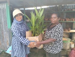 Komunitas Menoken Mamta Menyerahkan 50 Bibit Pinang kepada Warga Abar