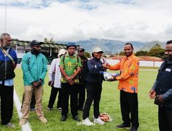 Dinas Pemuda dan Olahraga Jayawijaya Serahkan Peralatan Olahraga Gratis