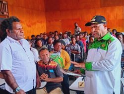 Bupati Spei Sumbang 1000 Buku untuk Universitas Okmin Papua (UOP)