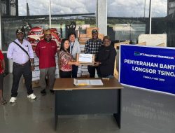 PTFI dan YPMAK Serahkan Bantuan untuk Warga Tsinga yang Terdampak Longsor 