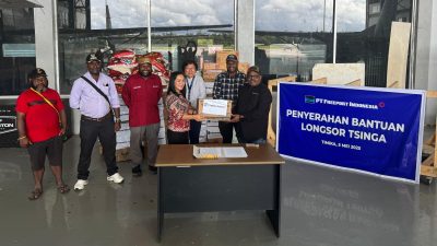 PTFI dan YPMAK Serahkan Bantuan untuk Warga Tsinga yang Terdampak Longsor 