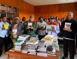 Lagi, Bupati Spei Birdana Sumbang 130 Buku ke Universitas Okmin Papua
