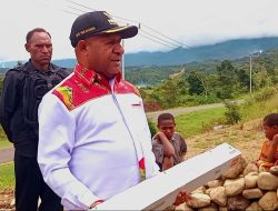 Kunjungi Prajurit TNI, Bupati Spei Sumbang Mesin Pembabat Rumput