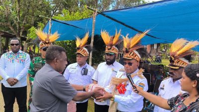 Bupati Puncak Salurkan Dana Kampung Rp 7,4 Miliar di Doufo dan Dervos