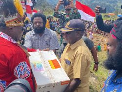 Gubernur Meki Nawipa Bantu Pengungsi di Kabupaten Puncak dan Ajak Kembali ke Kampung