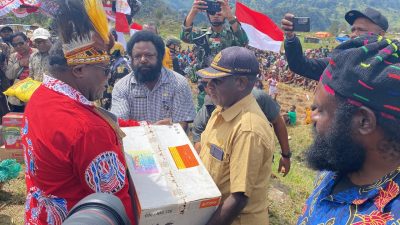 Gubernur Meki Nawipa Bantu Pengungsi di Kabupaten Puncak dan Ajak Kembali ke Kampung