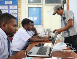 Diskominfo Puncak Mengedukasi Pelajar SMKN I Ilaga Pemanfaatan TIK Secara Tepat  